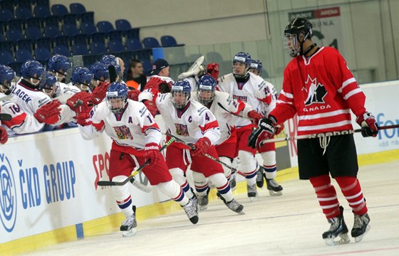 etí hokejisté do 18 let slaví branku v duelu proti Kanad na domácím