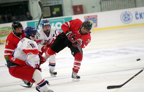 Momentka z duelu Česko - Kanada na mistrovství světa hokejistů do 18 let.
