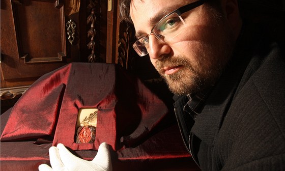Historik Luká Gavenda z fragment pergamenu vyetl, e schránka pochází ze 14.