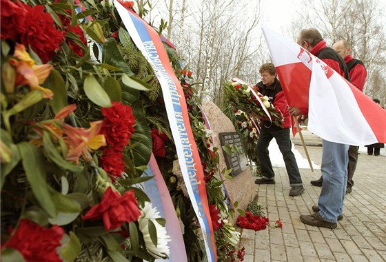 Návtvníci z Polska pokládají vnce na pamtní desku ve Smolensku (10. dubna