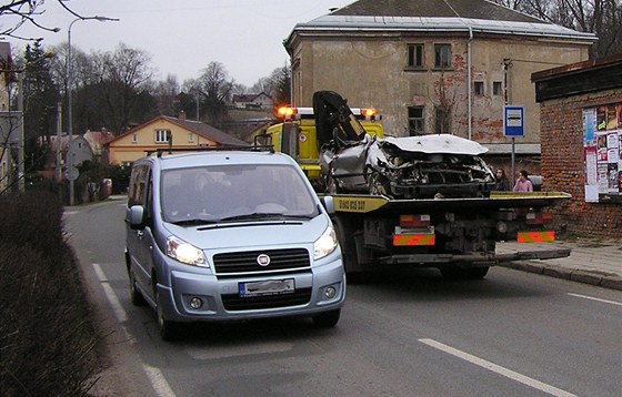 Hyundai, jeho idi sjel v Trutnov z mostu do Úpy.