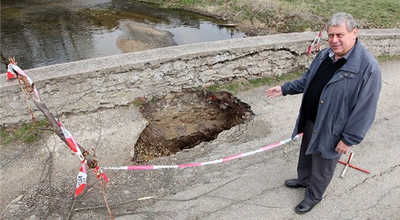 Historický most v Ronově nad Sázavou v Přibyslavi zničil traktorista s těžkým...