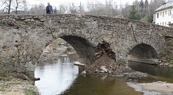 Poničený most v Ronově nad Sázavou. Záchrany se dočkal už před koncem roku. Zda se dočká i kompletní opravy, závisí na tom, zda se dohodnou úřady.