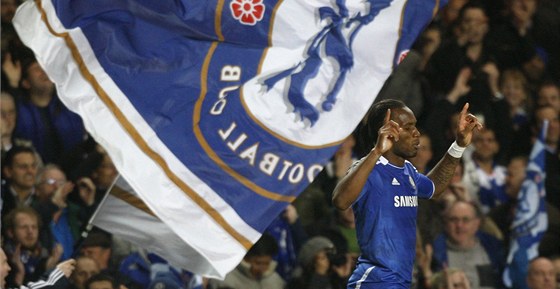 OSLAVA POD VLAJKOU. Didier Drogba i fanouci Chelsea se radují z gólu zkueného...