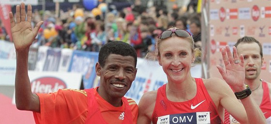 Etiopský vytrvalec Haile Gebrselassie a jeho britská kolegyn Paula