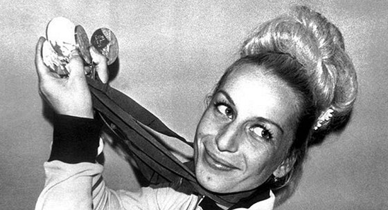 Věra Čáslavská s medailemi z letní olympiády v Mexiku. (1968)