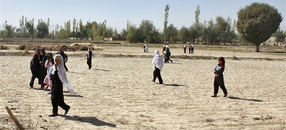 Po svrení hnutí Taliban mohou dívky chodit do koly. Na rích ale ustláno nemají. Ilustraní snímek