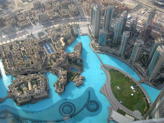 Pohled na Dubaj z nejvyšší budovy světa Burdž Chalífa.