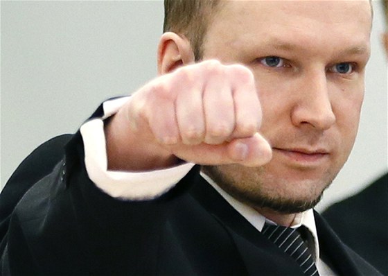 Norský atentátník Anders Behring Breivik u soudu v Oslu (18. dubna 2012)