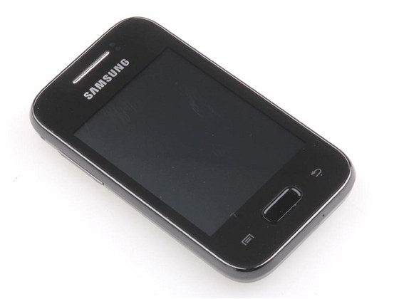 V prvním pololetí 2012 vévodily prodejm u operátor levné mobily od Samsungu. Ilustraní snímek
