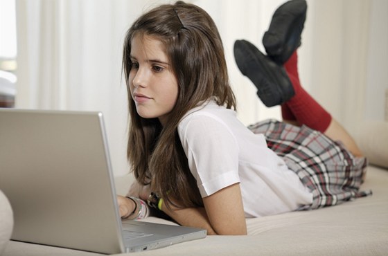 Zdaleka ne všichni rodiče kontrolují, co jejich děti na internetu dělají. (Ilustrační snímek)