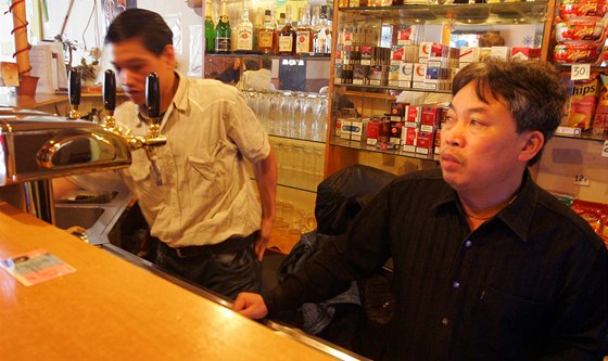 Ta Quonc Duong (vpravo), majitel nonstop baru a herny K2 na chodovském námstí,