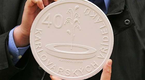 Jaromír olc z eské mincovny ukazuje maketu lícové raznice pro karlovarský