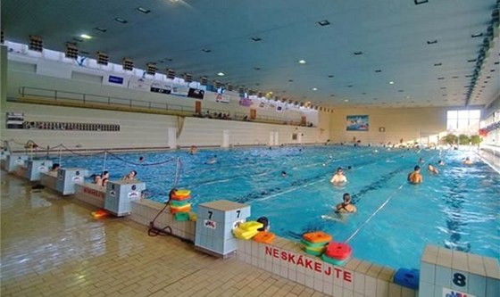 Městské služby v Lounech nechtějí od září otevřít bazén (ilustrační snímek).