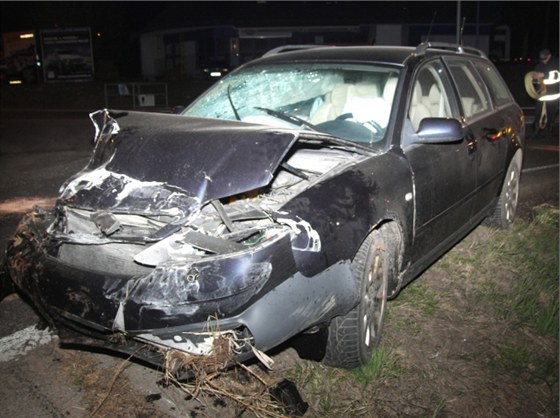 Dopravní nehoda na kruhovém objezdu ve vrchlabské Valteické ulici (12. dubna