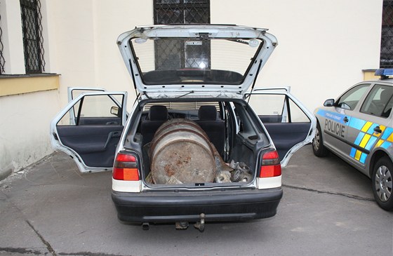 Osobní vozidlo Škoda Felicia Combi s kradeným sudem plným hliníku zastavili...