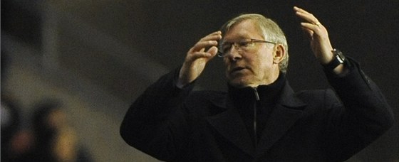 Alex Ferguson, kou Manchesteru United, bhem nepovedeného utkání ve Wiganu.