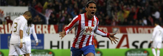 Radamel Falcao z Atlétika Madrid slaví gól, kterým v derby proti Realu vyrovnal