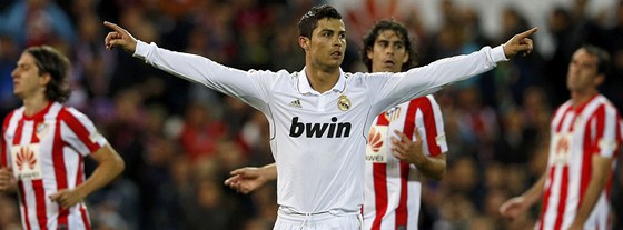 Cristiano Ronaldo z Realu Madrid slaví tetí gól v derby na hiti Atlétika.