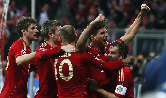 Obrovská radost fotbalist Bayernu Mnichov, útoník Gomez (druhý zprava) dal