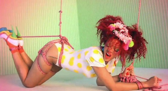 Svázaná Rihanna v klipu S&M