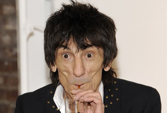 Ronnie Wood pil na vernisái v New Yorku colu. Zda istou, nebo "ochucenou"...