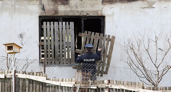 Dm ve Zbynech nedaleko Doks, v nm pi stedením noním poáru zemel starí