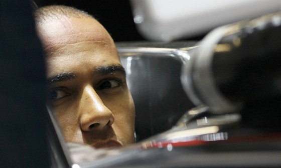 SOUSTEDNÍ. Lewis Hamilton z týmu McLaren pi tréninku na Velkou cenu íny. 