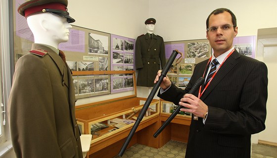 Lukáš Paleček ukazuje obušky, které vystavuje nové muzeum ve věznici na Borech. 
