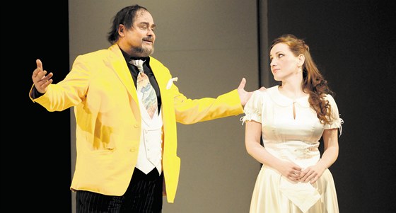 Dalibor Tola  je v Donizettiho opee Nápoj lásky potulným lékaem Dulcamarou.