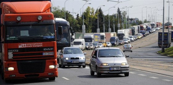 Kolony v praských ulicích jsou podle expert do znané míry zpsobeny lidmi, kteí se sthují mimo Prahu a do metropole dojídjí autem.