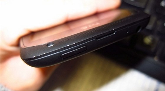 Extrémn tvrdá vrstva krytu HTC One S se u pístroj z vadné série loupe.