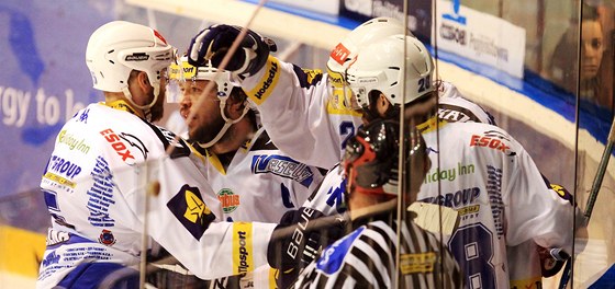 Hokejisté Komety Brno se radují z gólu ve druhém finále na led Pardubic.