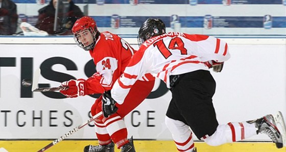 Dánský hokejista Nikolaj Zorko (vlevo) v souboji se Scottem Kosmachukem z týmu