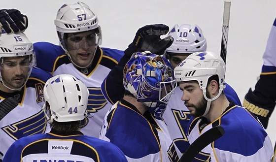 Hokejisté St. Louis Blues se radují z vítzství na led San Jose, po nm se