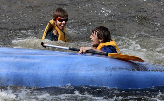 Turisté a vodáci na otvírání řeky Jizery v sobotu 14. dubna 2012