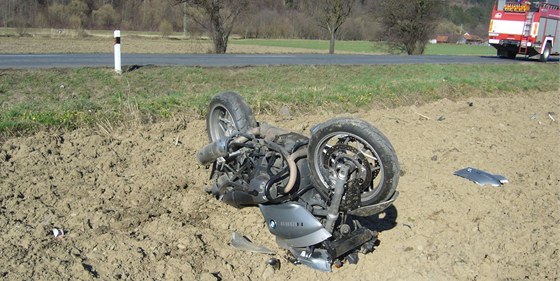 Havarovaný motocykl BMW, jeho padesátiletý idi nehodu nepeil.