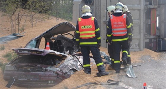 V serotovaném opelu jel idi a jeho syn, oba vyvázli jen s lehkými zranními.