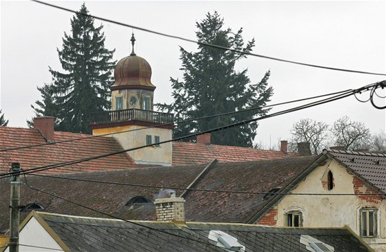 Opravená vika zámku ve tdré na Karlovarsku, který získala zpátky obec a...