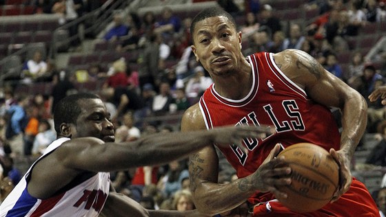 Derrick Rose (vpravo) z Chicaga obchází Willa Bynuma z Detroitu.