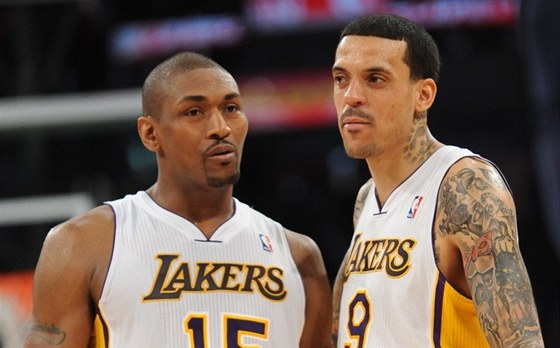 Metta World Peace (vlevo) a Matt Barnes v dresu Los Angeles Lakers.