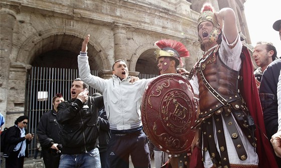 Mui obleení za centuriony a gladiátory z antického íma protestovali ped