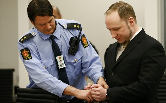 Anders Breivik dorazil k soudu v Oslu (16. dubna 2012)