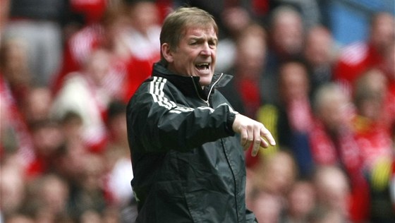 Kenny Dalglish diriguje fotbalisty Liverpoolu. 