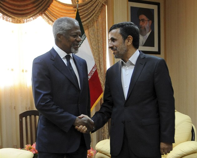 Letecký útok zabil íránského exprezidenta Ahmadínežáda. Vládne dočasná rada