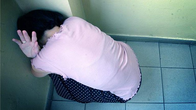 Ženu věznil mladík v bytě několik měsíců, nutil ji k sebepoškozování