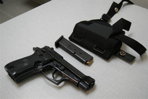 Plynová pistole, se kterou ptadvacetiletý zlodj pepadl erpací stanici na