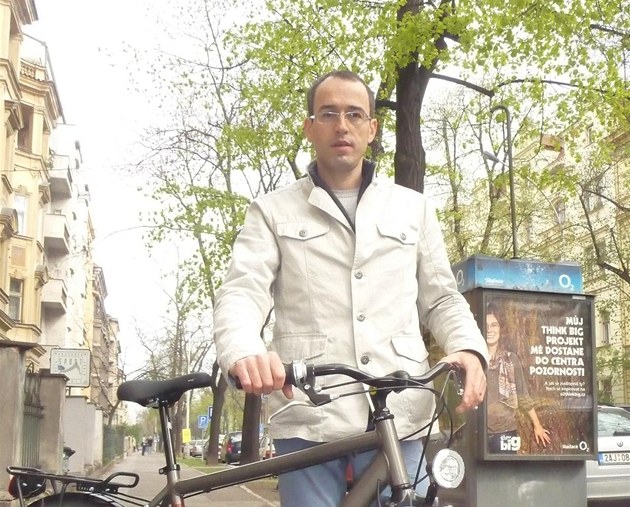 Michal Křivohlávek ukazuje CityVelo - kolo pro Prahu.
