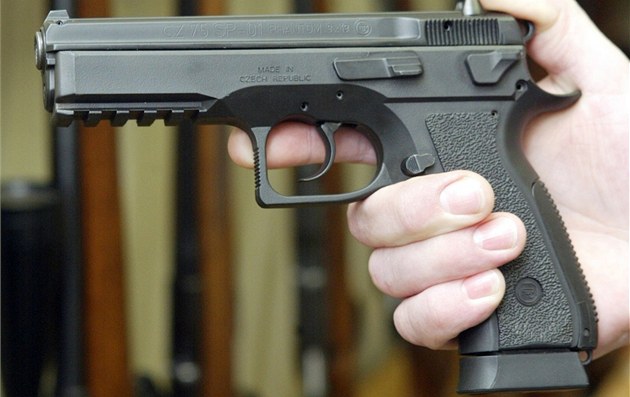 Při manipulaci s pistolí se v Budějovicích zastřelil mladý policista