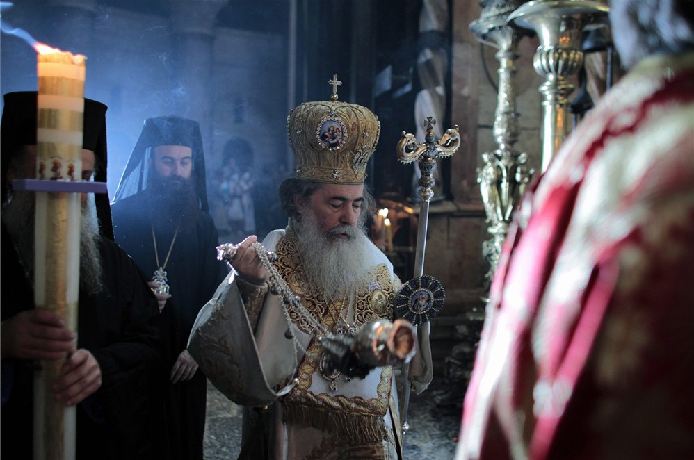 Podle prastaré tradice o velikono�ní sobot� v poledne vejde patriarcha do...